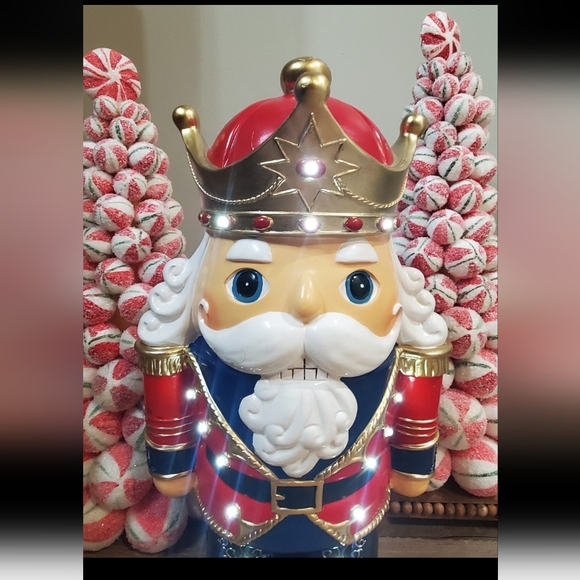 Oversized Festive Nutcracker-NWT - Picture 4 of 7